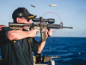 美国海军“麦凯恩”号驱逐舰舰长遭免职 曾因持枪摆拍照引争议