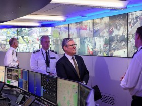 英媒:近800人因参与暴力骚乱被捕,英首相斯塔默取消度假计划