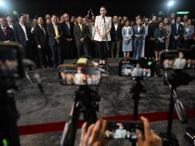 他信之女当选泰国新总理,泰媒:振兴经济将是她上任后首个挑战