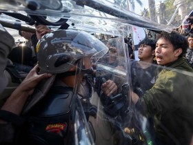 数万抗议者反对修订地方选举法,印尼国会宣布休会