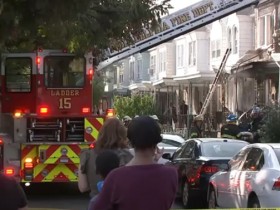 美国费城一栋房屋发生火灾 致2人死亡