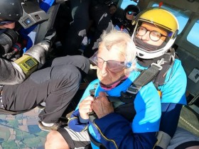 英国二战老兵用跳伞庆祝102岁生日,打破英国最年长跳伞运动员纪录