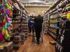 美媒:供应链中断、通货膨胀和竞争压力加剧,美国杂货店挣扎求生