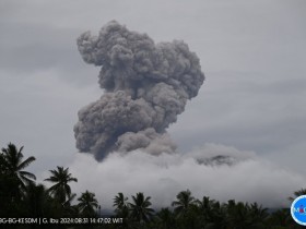 印尼伊布火山多次喷发 火山灰柱最高达1500米