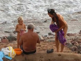 双语:俄罗斯游客在红海里生孩子