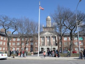 纽约一高中传有枪手出没系恶作剧 捣乱学生已被捕