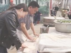 19岁女孩摆摊 父亲戏言“上大学不如做生意”引热议