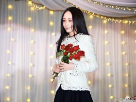 姚笛生日晒照手捧红玫瑰 疑似被男友求婚