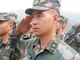 我军战士扫雷失去双手双眼后 还反过来安慰心理医生