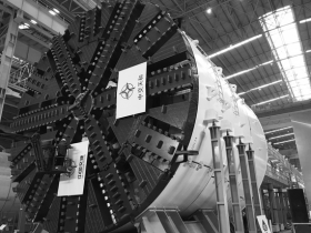 中国造超大直径盾构机首次出口海外 近4层楼高(图)