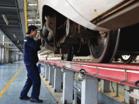 厉害了 90后高铁小哥“魔幻”舞步上热搜