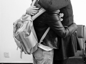 双胞胎出生16天被送给他人领养 36年后再重逢