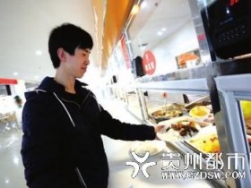 大学食堂现搞笑标语:阿姨打饭手抖的毛病治好了