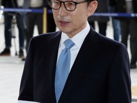 李明博今日到案接受调查 表情紧张向国民道歉(图)